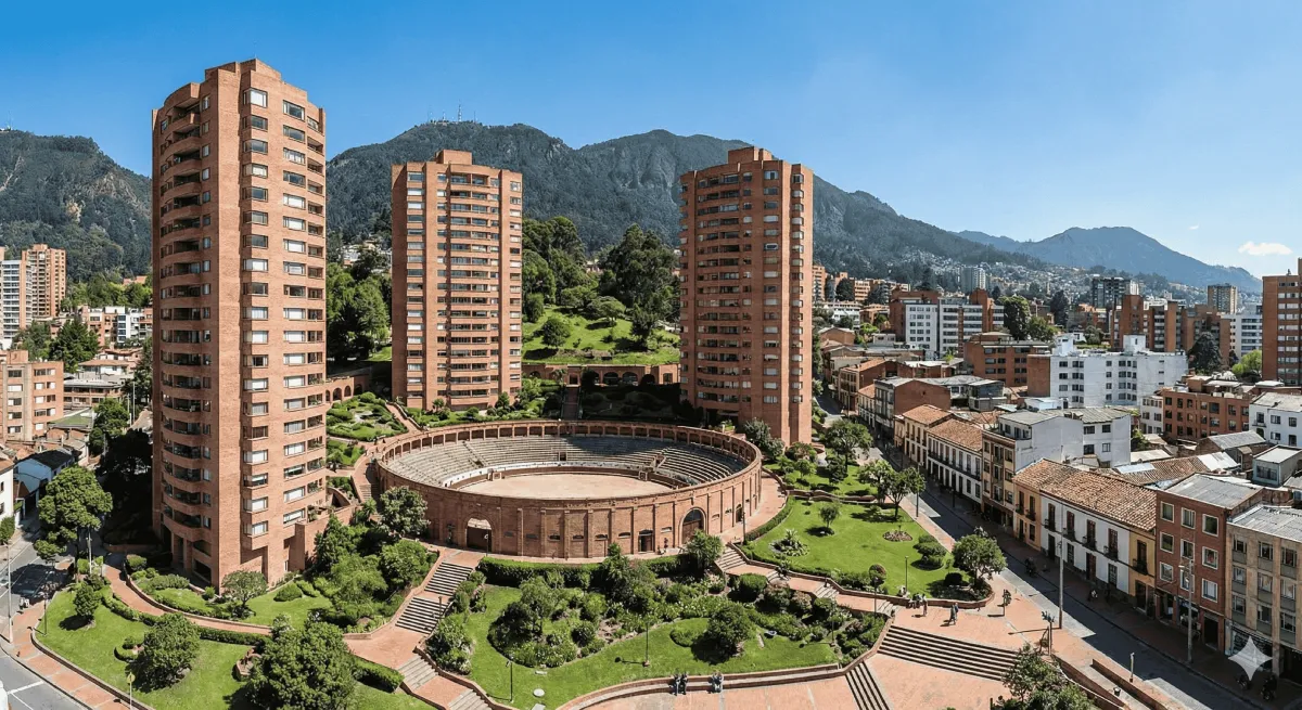 Entorno de las Torres del Parque, hito arquitectónico que valoriza todo el sector de La Macarena. 